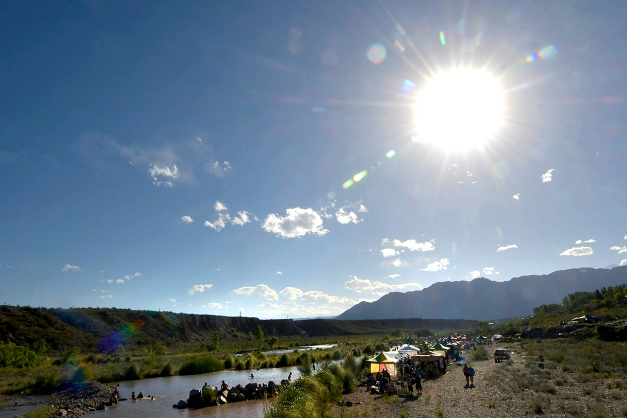 Luján Playa es uno de los lugares a los que van los mendocinos a pasar las tardes de calor. Foto: Orlando Pelichotti / Los Andes
