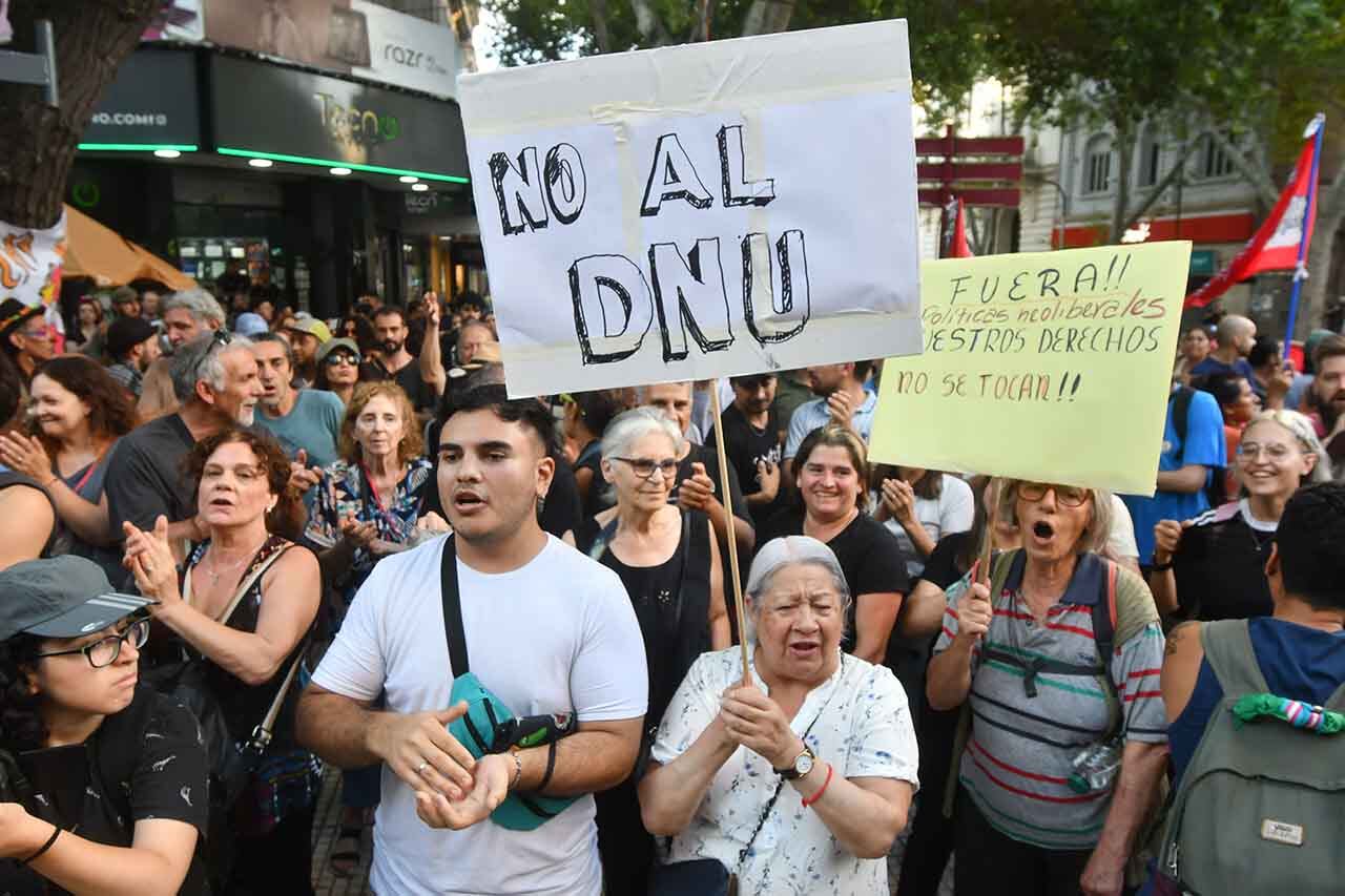 Protesta contra el DNU de Milei - Foto: José Gutiérrez / Los Andes