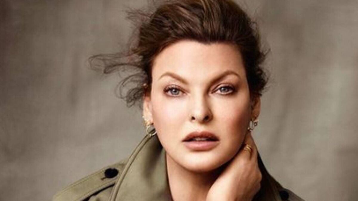 Linda Evangelista volvió al modelaje tras un tratamiento estético que le había “desfigurado” la cara.