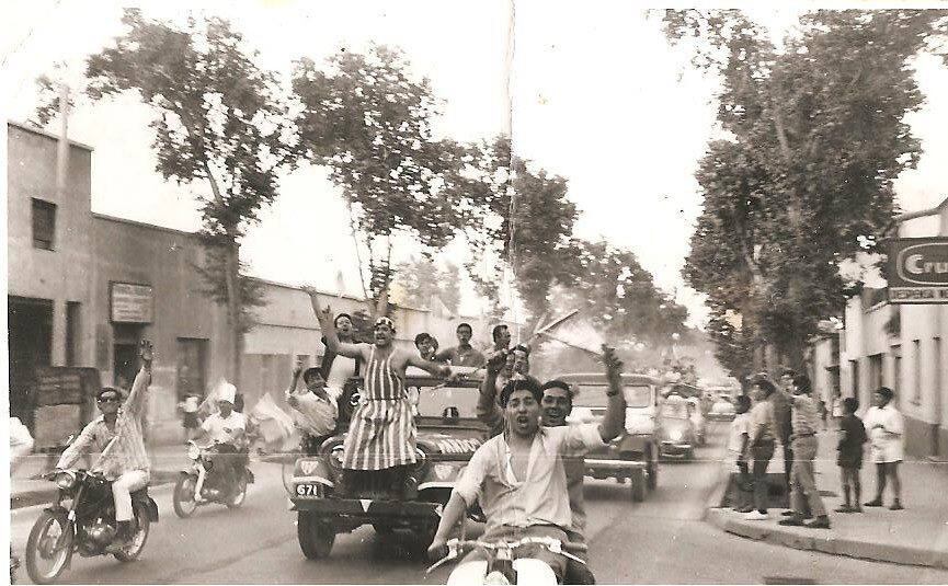 Hinchas tombinos, en caravana, rumbo al punto de encuentro: la plaza departamental.