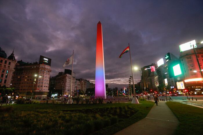 El Obelisco, iluminado con los colores de bandera LGBTIQ+ por el Día del Orgullo