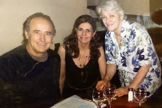 Joan Manuel Serrat, Laura Carbonari y Teresa Barbera | Gentileza