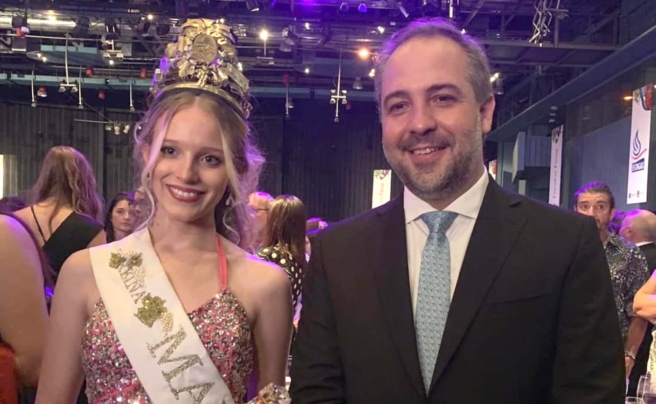 La actual reina de Maipú, quien a la vez es virreina nacional de la Vendimia, Giuliana Pilot junto al intendente Matías Stevanato. Foto: Prensa Maipú