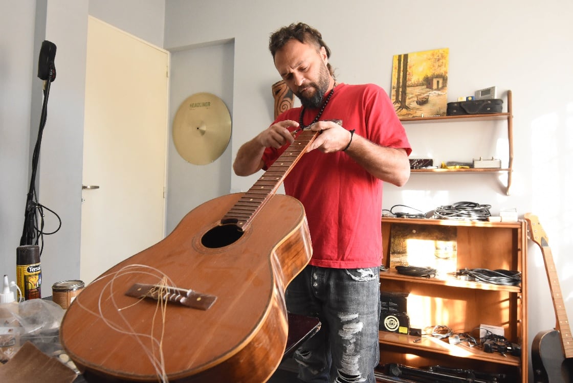 Gabriel Mignani es profesor de guitarra. Repara y dona instrumentos. Foto: Mariana Villa / Los Andes