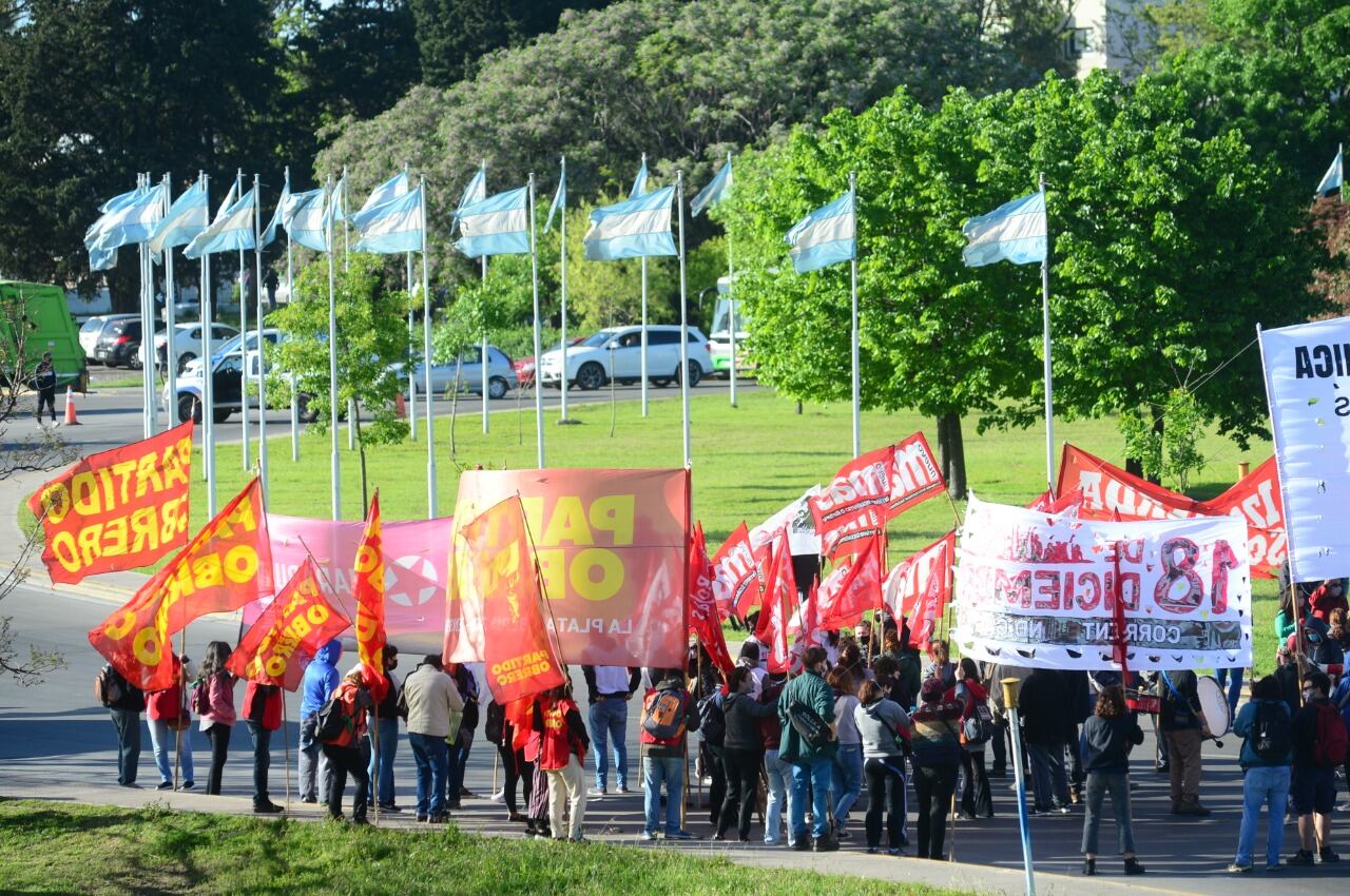 Tensión en Guernica: incidentes entre policías y usurpadores de tierras tras el desalojo