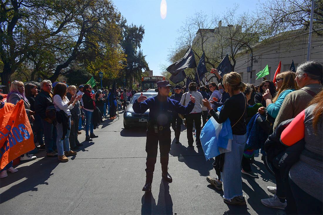 El peronismo mendocino se manifestó este mediodía en la puerta de la Legislatura en repudio al atentado que sufrió anoche la vicepresidenta Cristina Kirchner y “en defensa de la democracia”. 
Foto: Claudio Gutiérrez 
