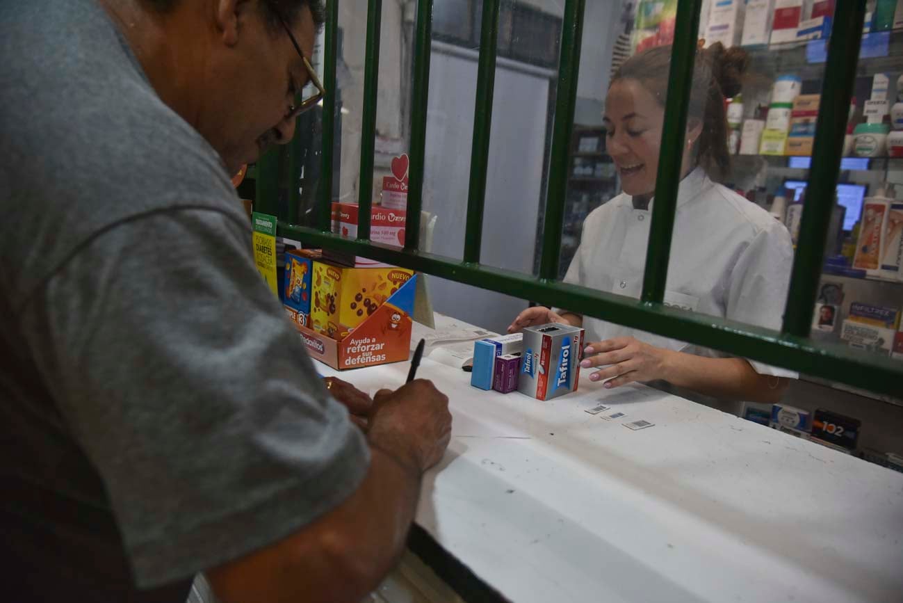 Los afiliados a Pami en su mayoría jubilados están teniendo problemas para acceder a su medicación en la farmacias. Un cambio en el sistema que la obra social usa para validar las recetas está generando problemas y demoras en las entregas. 
(Facundo Luque / La Voz)