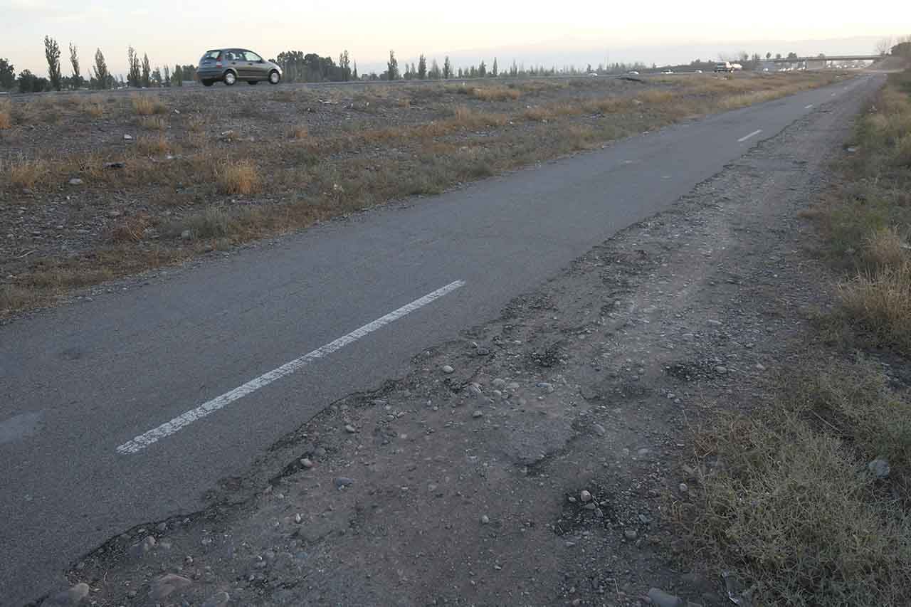 Mal estado de las colectoras laterales norte y sur del Acceso Este, desde Rodeo del Medio hasta Palmira.
Foto: José Gutierrez / Los Andes