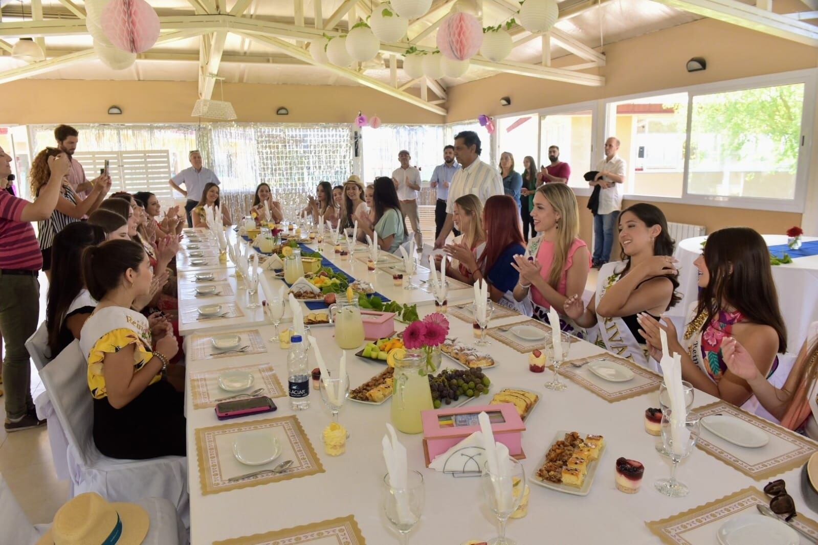 El Club Mendoza de Regatas reunió a las candidatas 2023 junto a la Reina y Virreina Nacional en un desayuno real. Foto: Gentileza