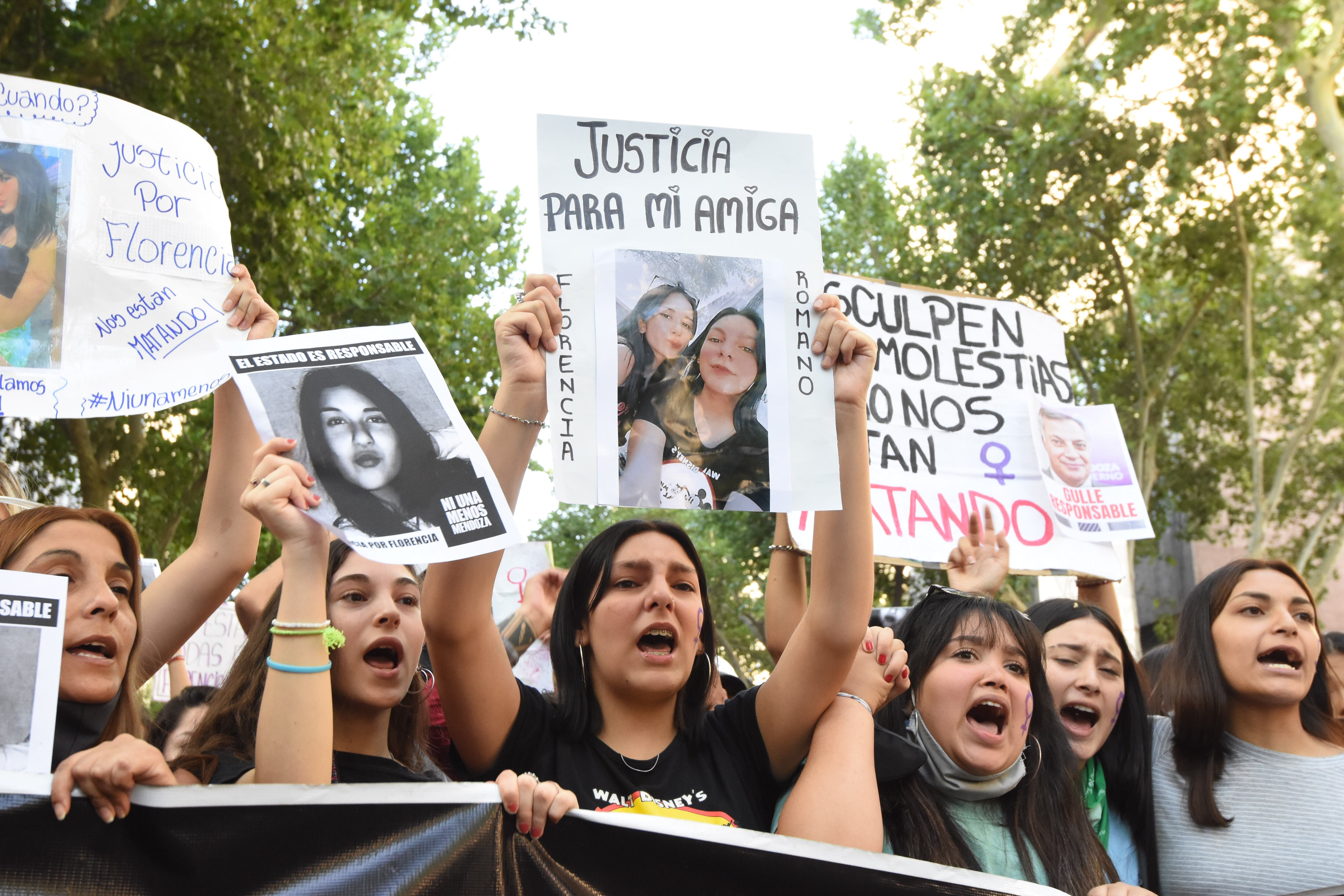 Mendoza 17 de diciembre de 2020 sociedad
Marcha en pedido de justicia por el femicidio de Florencia Romano, la pequeña de 14 años que habia desaparecido el dia sabado 12 de diciembre. 
Marcharon desde kilometro 0 hasta casa de gobierno donde el reclamo por justicia, que luego terminó con violentos disturbios e incendios en Casa de Gobierno y la Legislatura
Fotos: Mariana Villa / Los Andes 