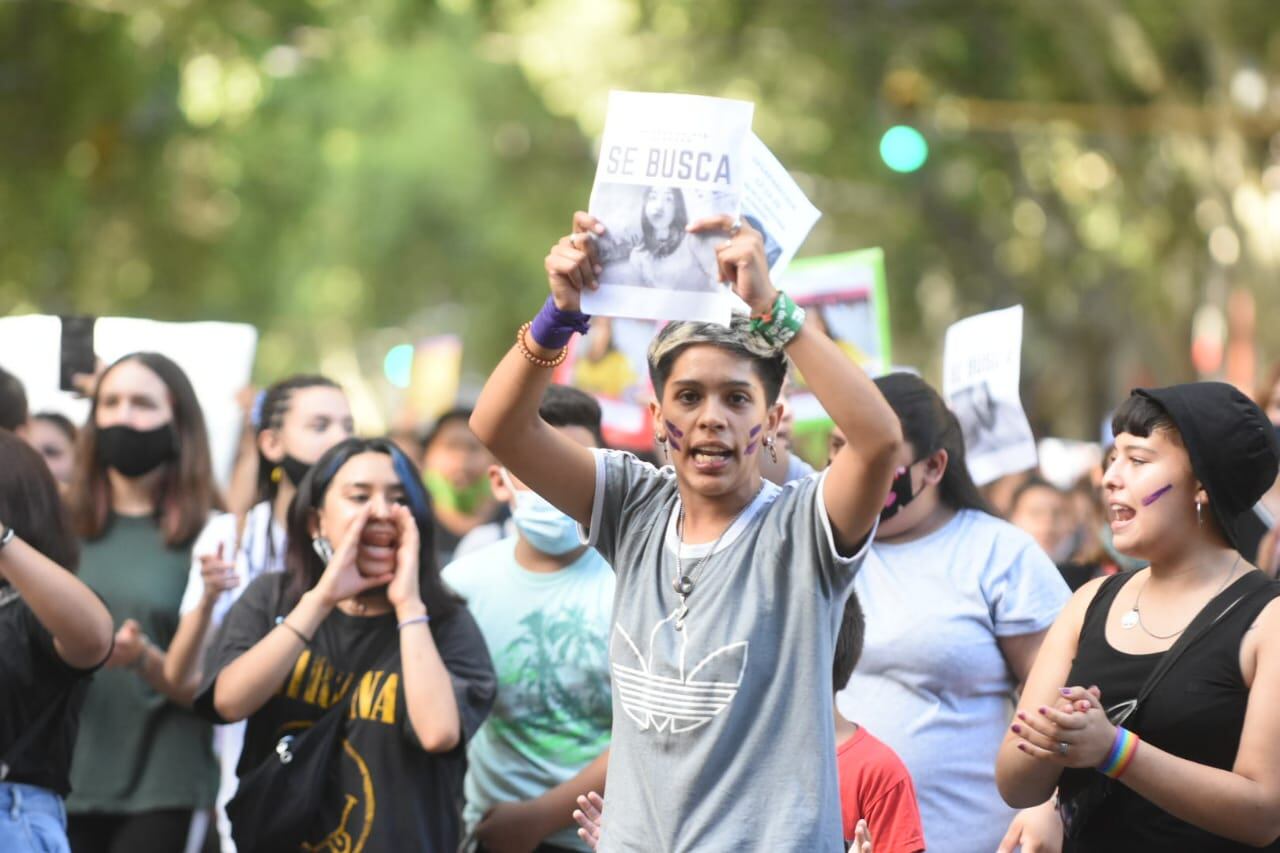 Una multitudinaria marcha se produjo esta tarde en Ciudad para pedir por la aparición con vida de Florencia Romano, la adolescente desaparecida desde el sábado.