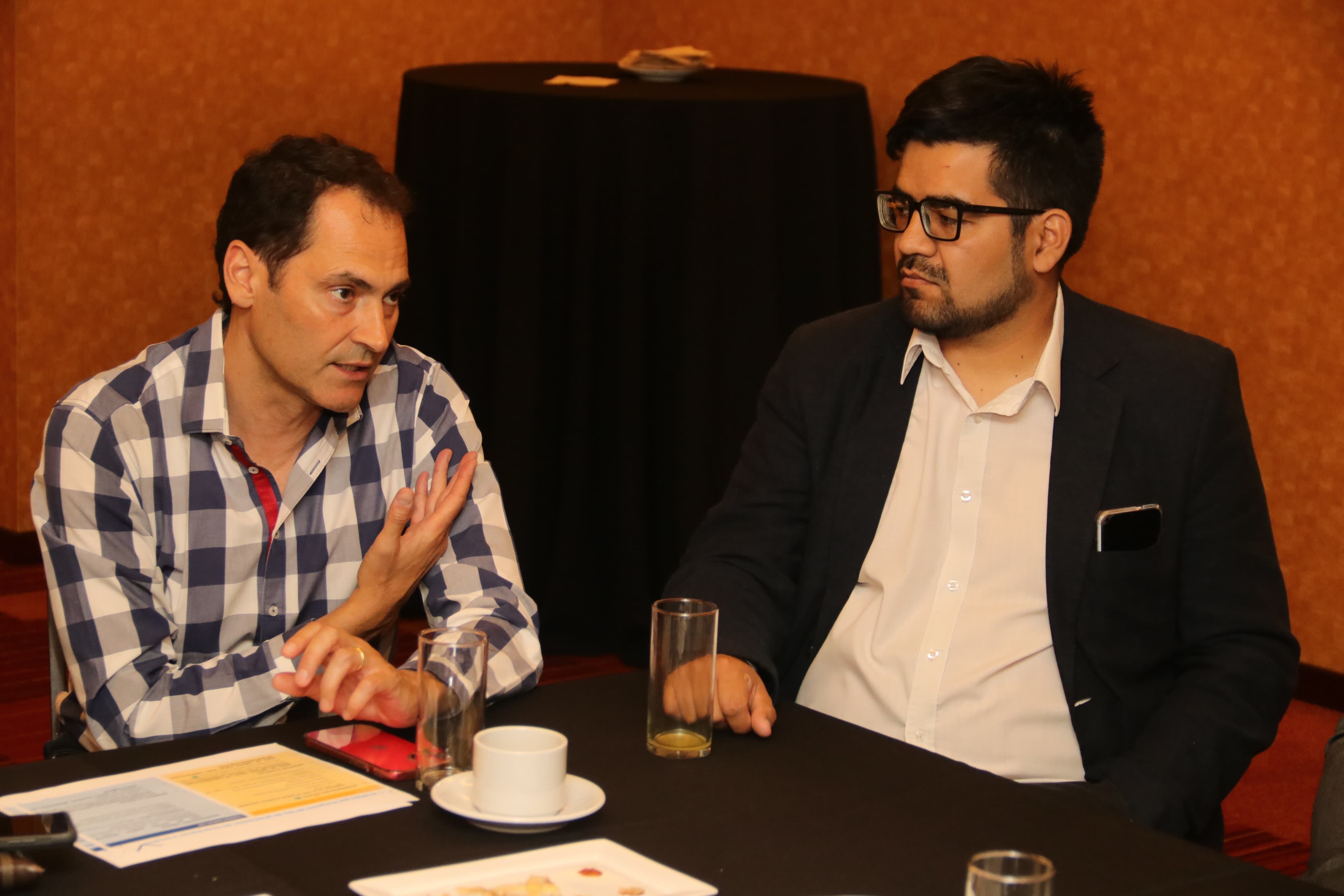 Mauricio Badaloni, de grupo Andesmar, junto a Marcos Sánchez, asesor de la diputada Mercedes Llano en el encuentro de la Unión Industrial de Mendoza (UIM) para el análisis y propuesta sobre el Proyecto de Ley Pyme nacional. Foto: Los Andes