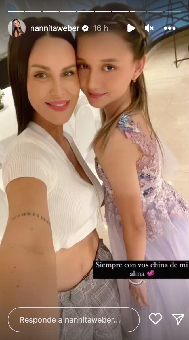 Natalie Weber junto a su hija Mía