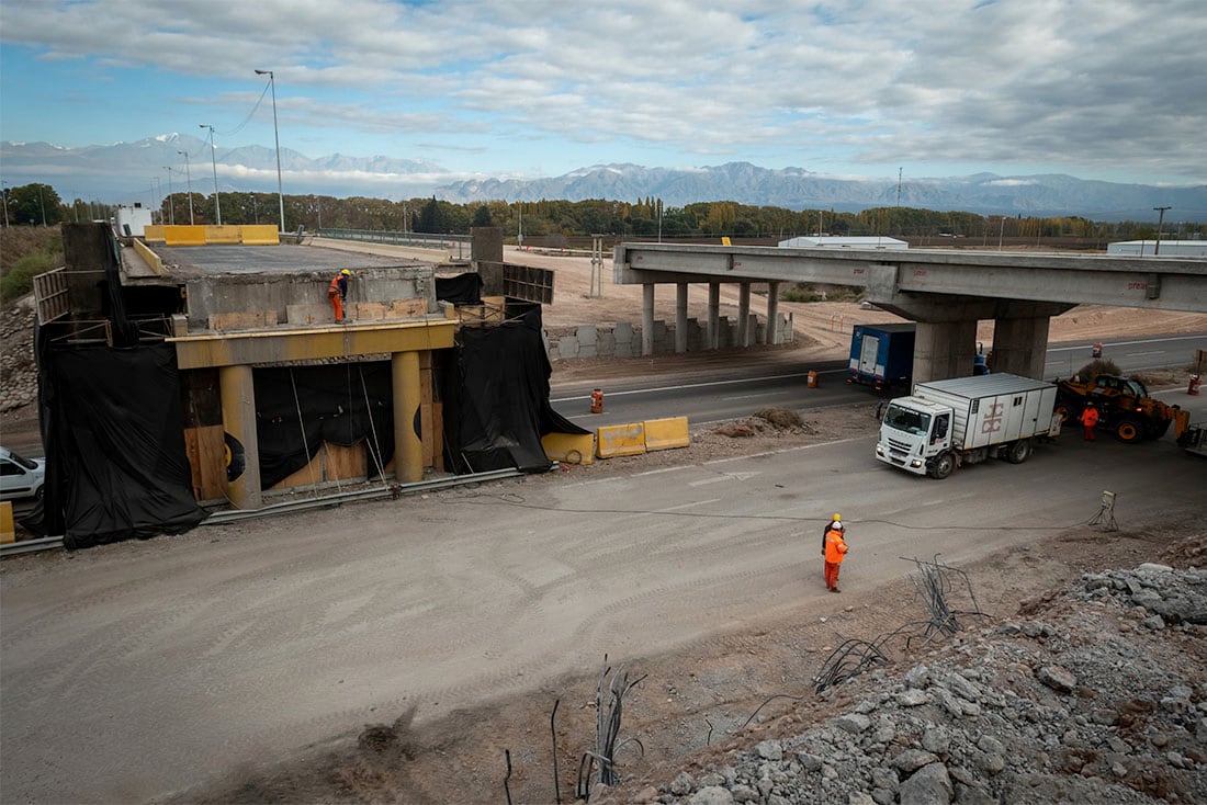 La variante Palmira estaría terminada en 4 meses 
 Es una de las obras  más importantes y estratégicas de Mendoza,  tiene la mira puesta en potenciar el Corredor Bioceánico.
Con la variante Palmira, se podrán desviar los vehículos de carga pesada que circulan por la Ruta 7 con dirección a Chile, sin tener que atravesar calles o avenidas del Gran Mendoza.

Foto: Ignacio Blanco / Los Andes  