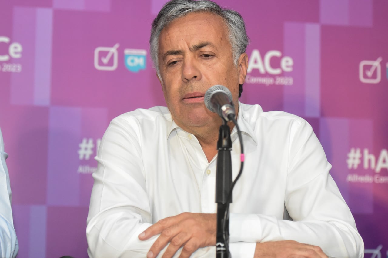 El senador nacional Alfredo Cornejo dió una conferencia de prensa, acompañado por el gobernador Rodolfo Suarez y referentes de Cambia Mendoza.

foto: Mariana Villa / Los Andes