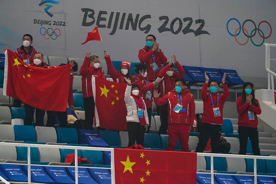 Aficionados chinos aplauden tras la victoria de China frente Australia en un partido de dobles mixtos de curling. Foto: AP