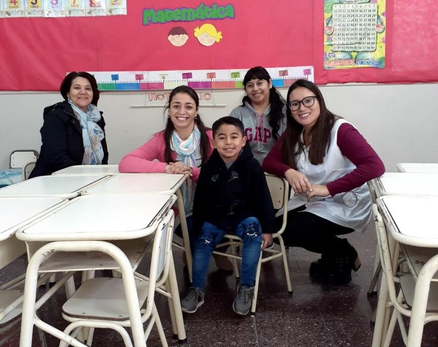 Ithiel junto a las maestras de su escuela. 