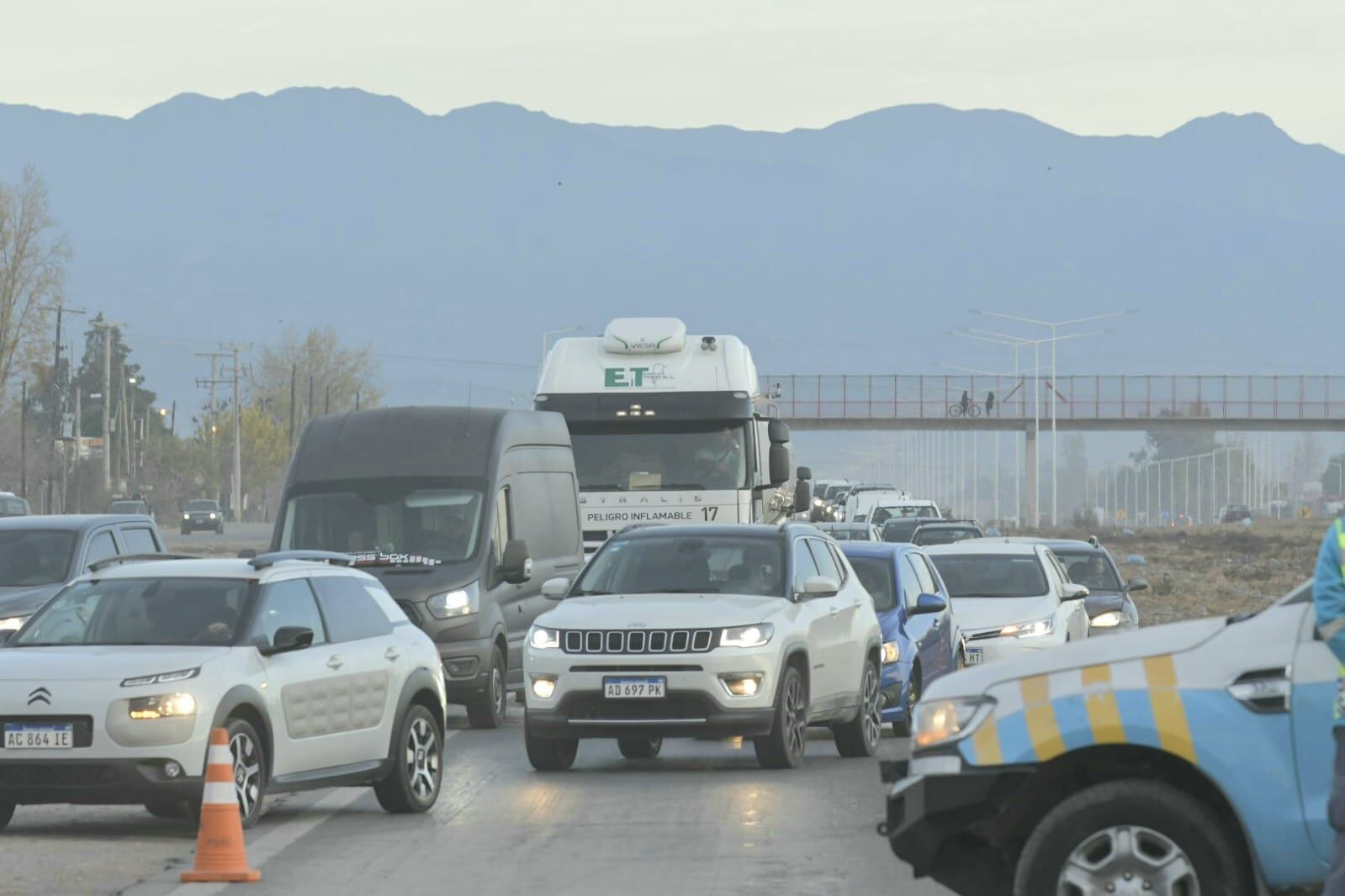 Demoras en el Acceso Este tras el vuelco fatal (Orlando Pelichotti / Los Andes)