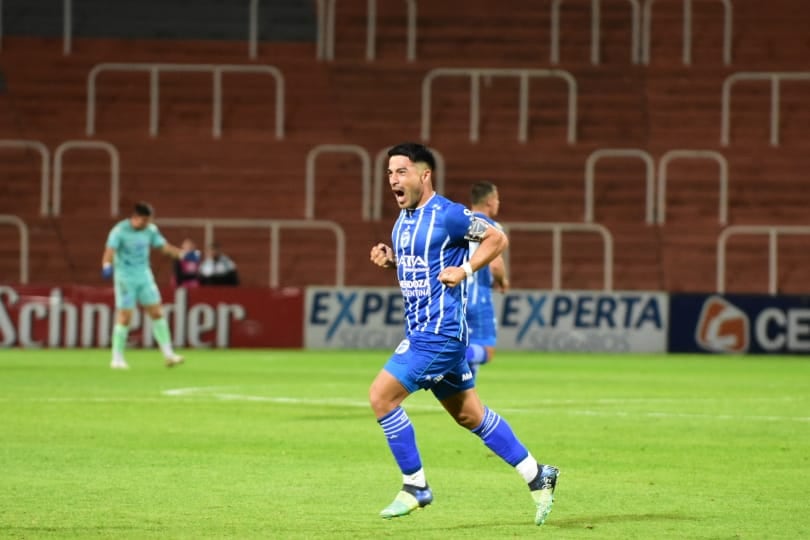 Golazo de Salomón Rodriguez y festeja todo el mundo Bodeguero. El Expreso necesita ganar en forma urgente. / Mariana Villa ( Los Andes)