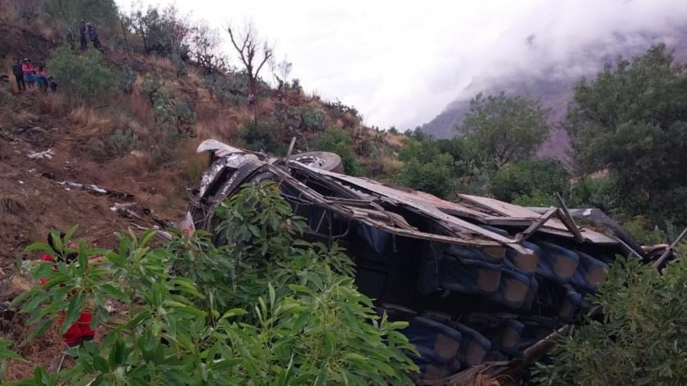 El vehículo quedó completamente destrozado a unos 150 metros abajo de la carretera. Foto: Twitter.