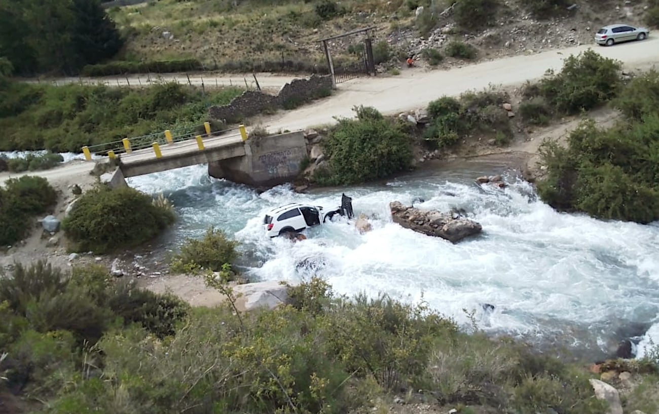 Una mujer murió al caer con su auto a un arroyo en Tunuyán: abrió la puerta y fue arrastrada por la corriente. Foto: Gentileza Osvaldo Valle