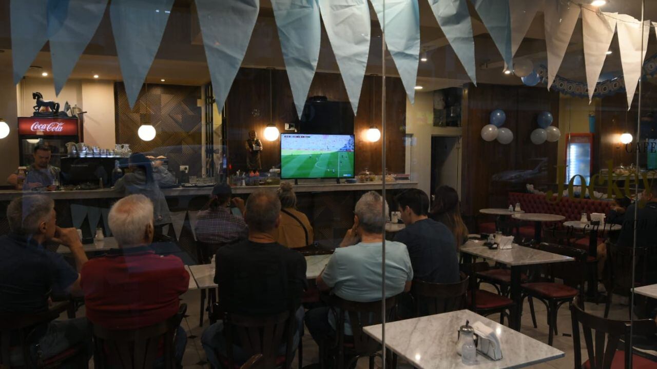 Un grupo de amigos mendocinos se reunió en un café para ver el debut de la Selección Argentina ante Arabia Saudita. La reunión y el desayuno pusieron la nota dulce y el equipo, la nota amarga. | Foto: Ignacio Blanco / Los Andes