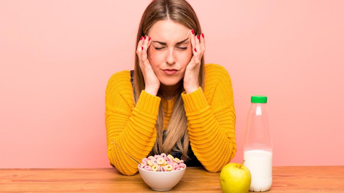 La migraña puede ocurrir junto a síntomas como náuseas, vómitos o sensibilidad a la luz y al sonido. 