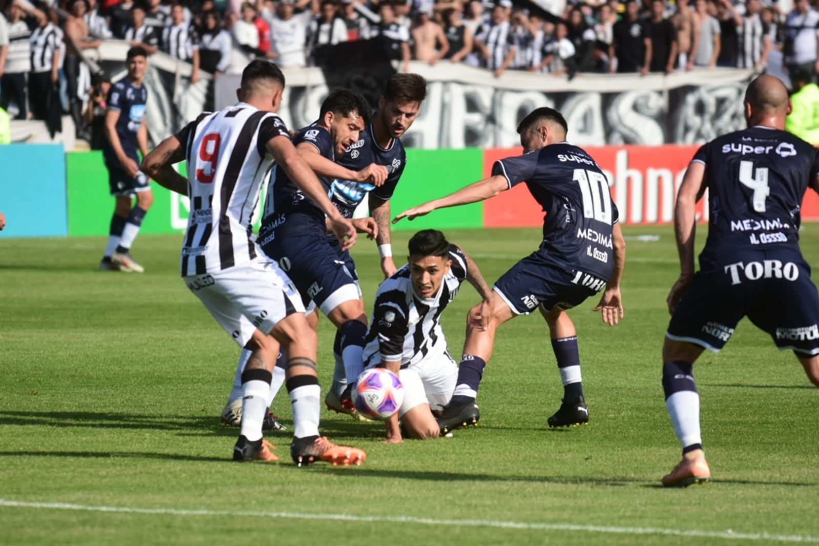 Superclásico del fútbol Mendoza. En el Víctor Legotaglie, Gimnasia y Esgrima e Independiente Rivadavia juegan un cruce histórico en la Primera Nacional. / Mariana Villa (Los Andes). 