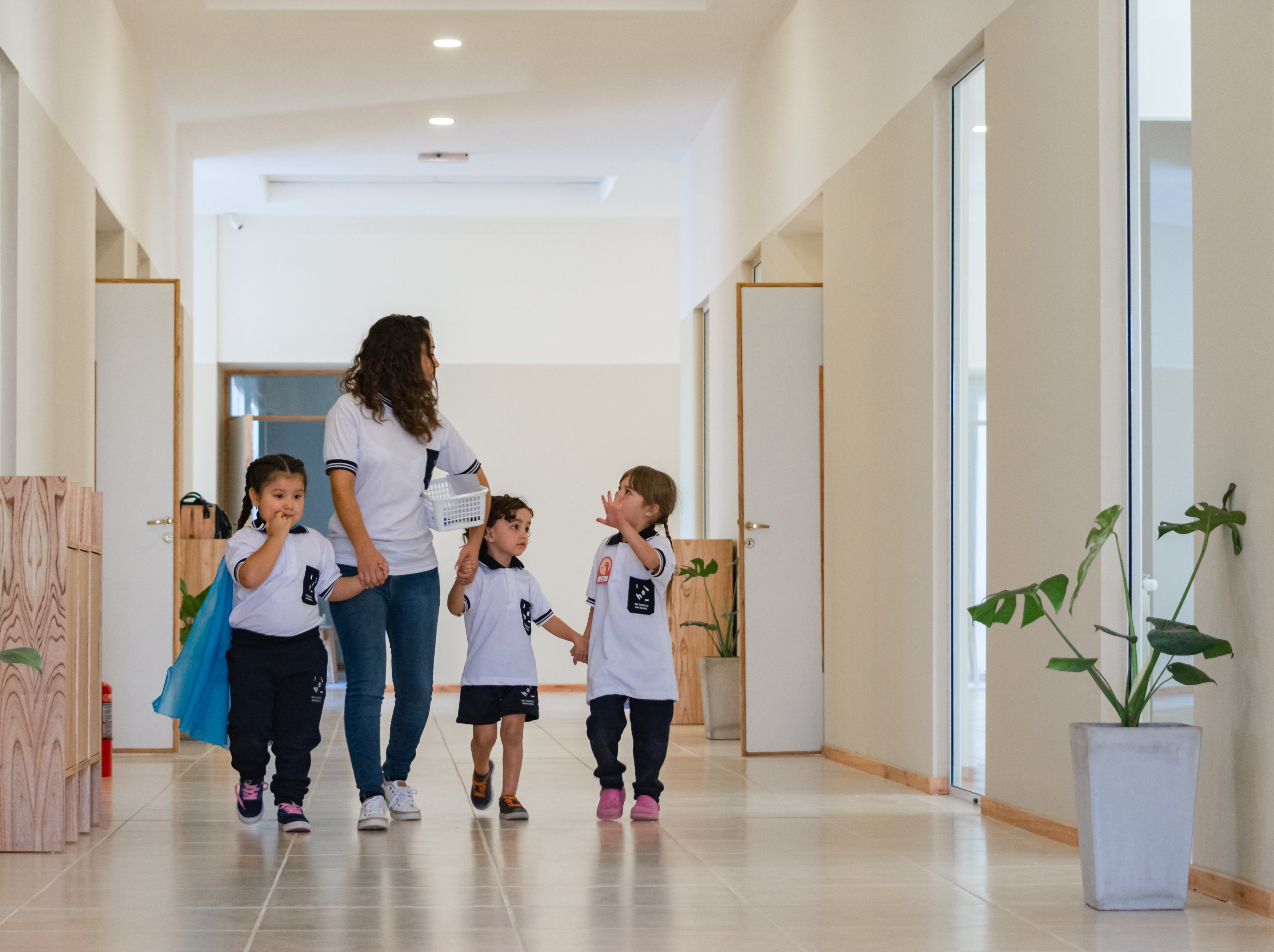 Alumnos de la escuela HEI, en donde una de las maestras fue elegida la mejor de todas las HEI del mundo. 