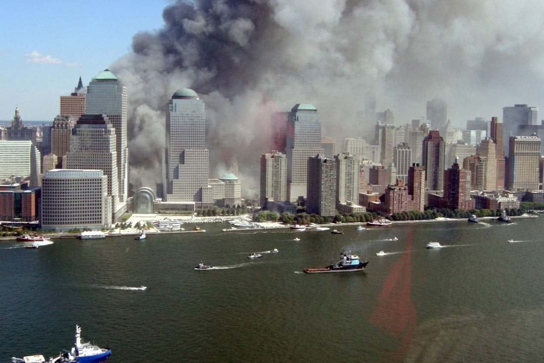 El 11 de septiembre de 2001, las icónicas torres gemelas del World Trade Center se convirtieron en el objetivo de un ataque terrorista que se cobró la vida de casi 3.000 personas. (AP) 