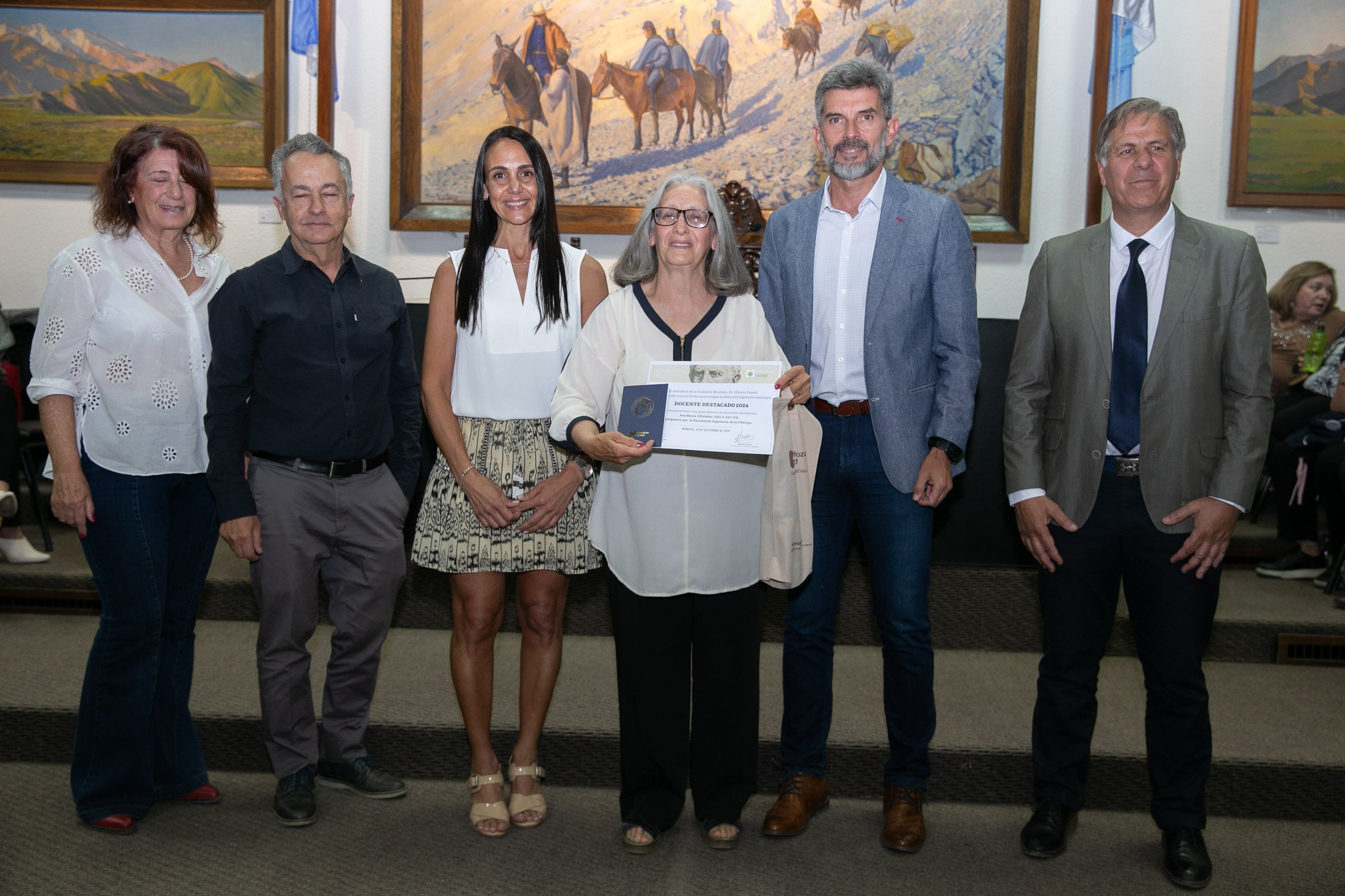 Ulpiano Suarez distinguió a 30 docentes destacados de la Ciudad