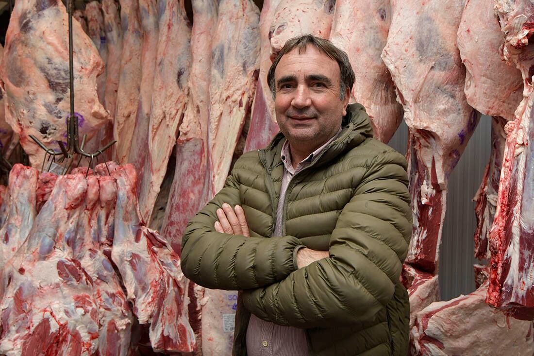 José Brizuela, propietario de la carnicería La Pradera. Foto Orlando Pelichotti / Los Andes