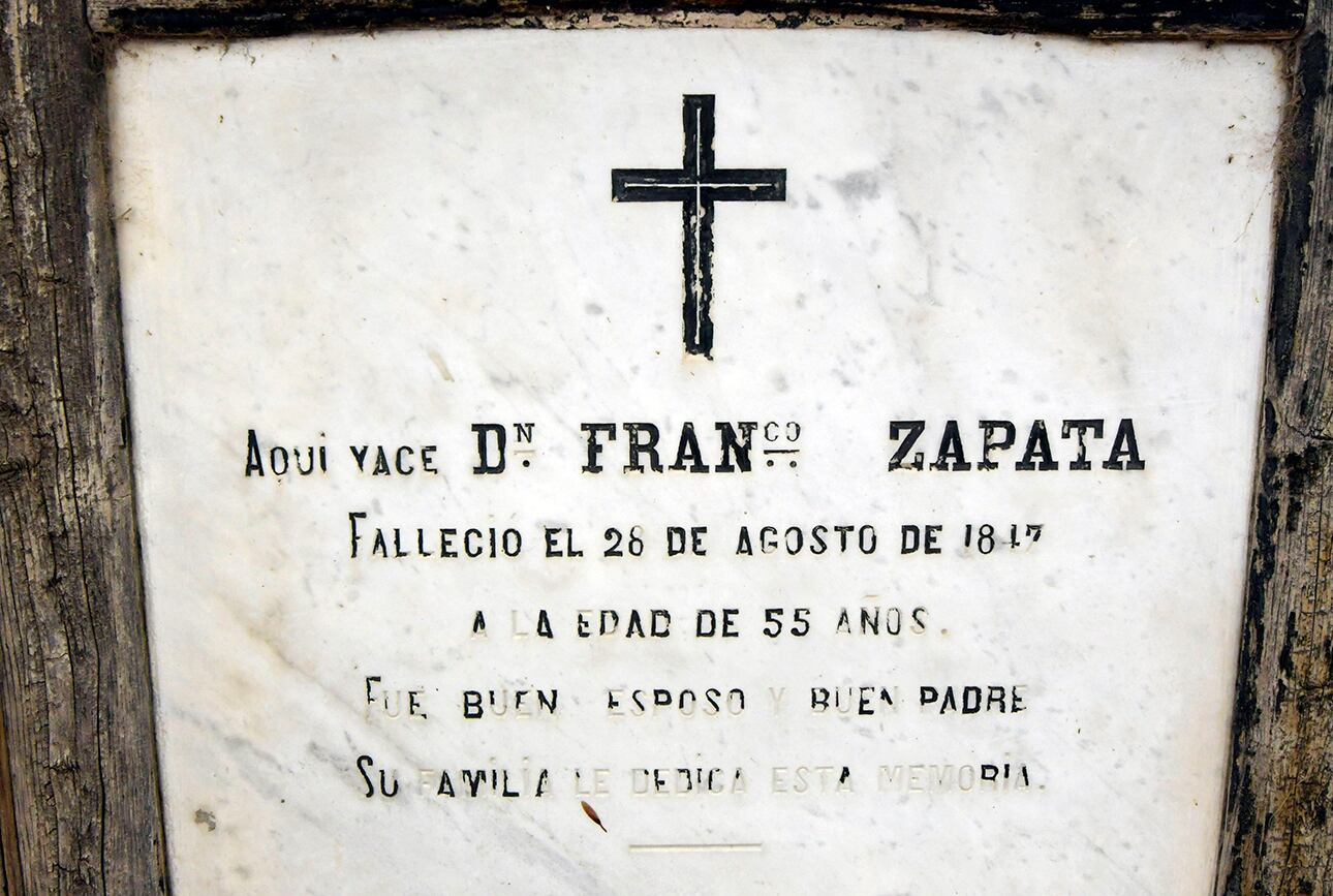 Detalle de la lápida en el sepulcro del cementerio. Foto : Orlando Pelichotti