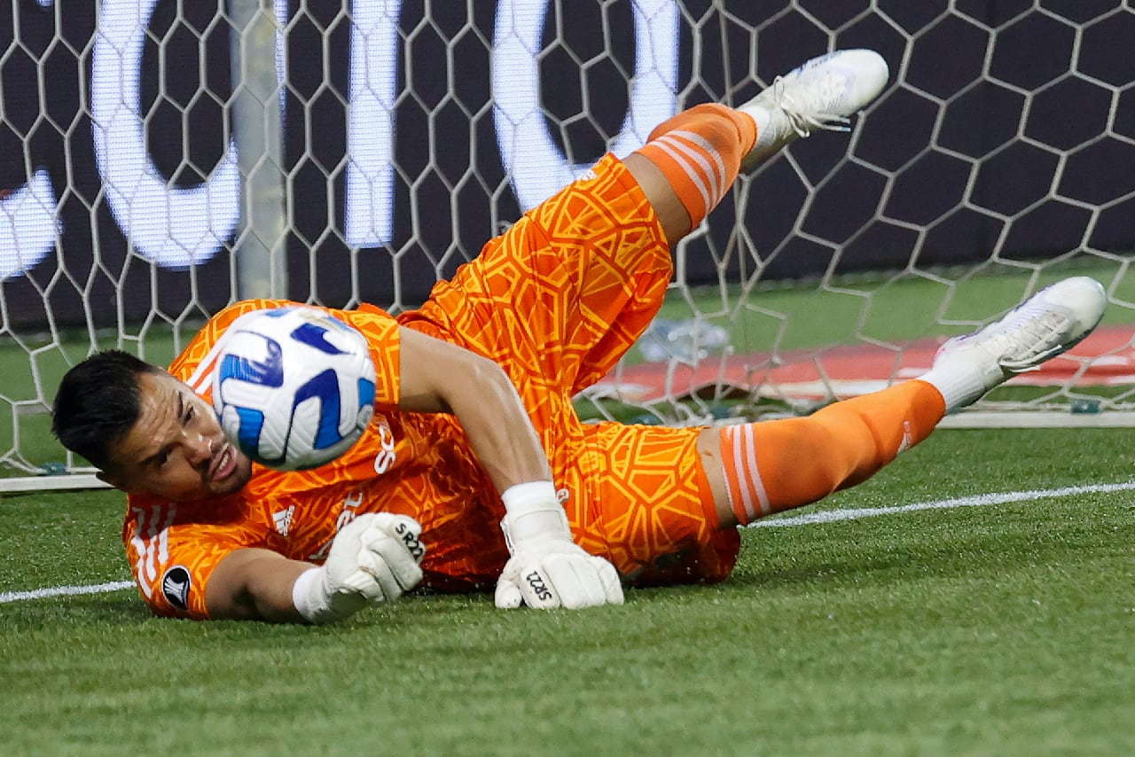 AMDEP083. SAO PAULO (BRASIL), 05/10/2023.- Sergio Romero portero de Boca detiene un balón en la serie de penaltis hoy, en un partido de las semifinales de la Copa Libertadores entre Palmeiras y Boca Juniors en el estadio Allianz Parque en Sao Paulo (Brasil). EFE/ Sebastiao Moreira
