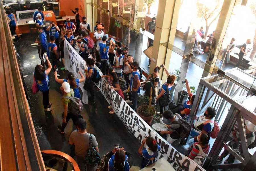 Manifestantes irrumpieron en las inmediaciones del Río Negro e hicieron destrozos.