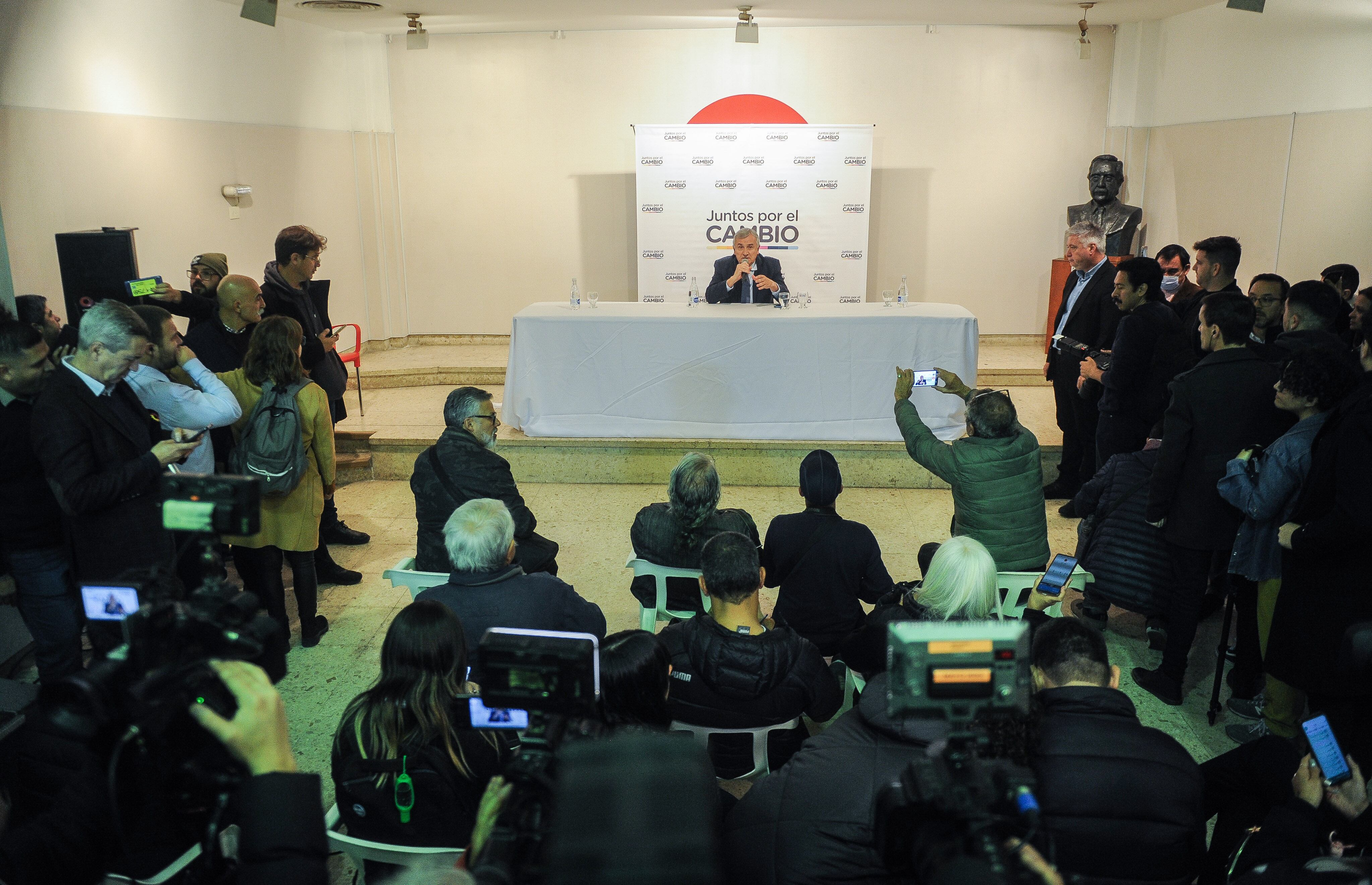 Gerardo Morales salió a hablar con la prensa tras la fallida reunión de Juntos por el Cambio. Foto: Federico Lopez Claro