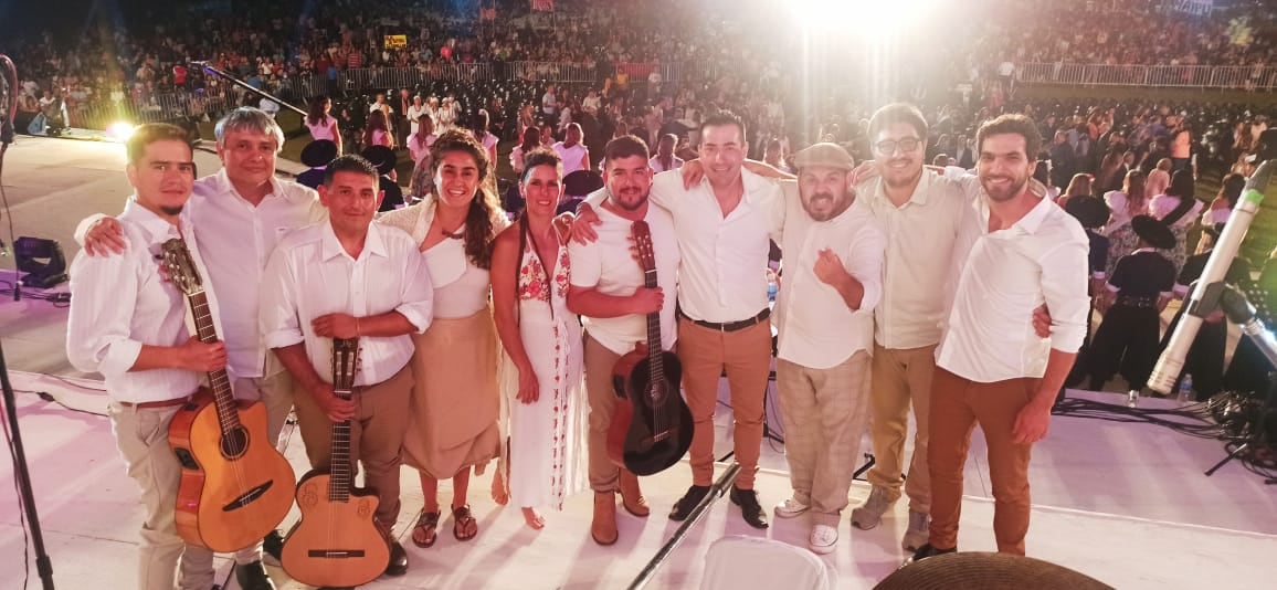 Erica junto a los demás músicos que tocaron en la Bendición de los Frutos 2022.