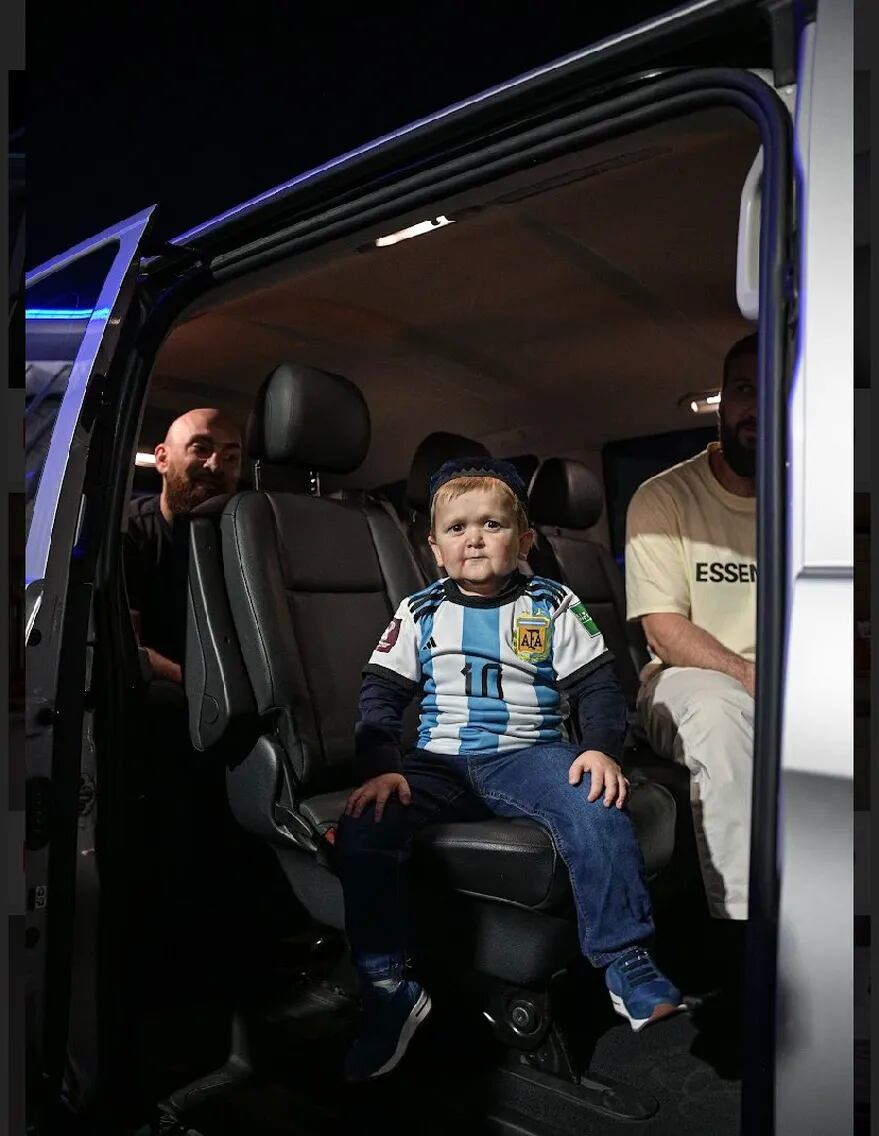 Hasbulla eligió la camiseta de la selección argentina para mostrarse. Foto: @LeoAriasPrensa