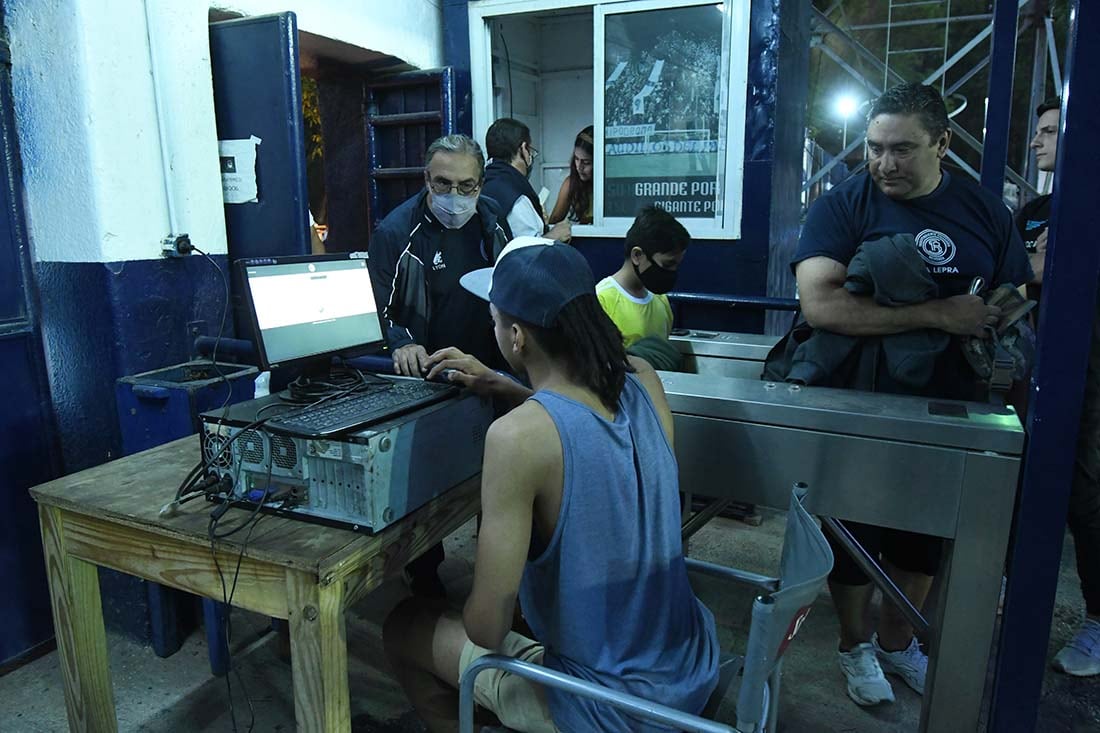 Los socios presentan su cuota al día para poder ingresar.
Foto José Gutierrez