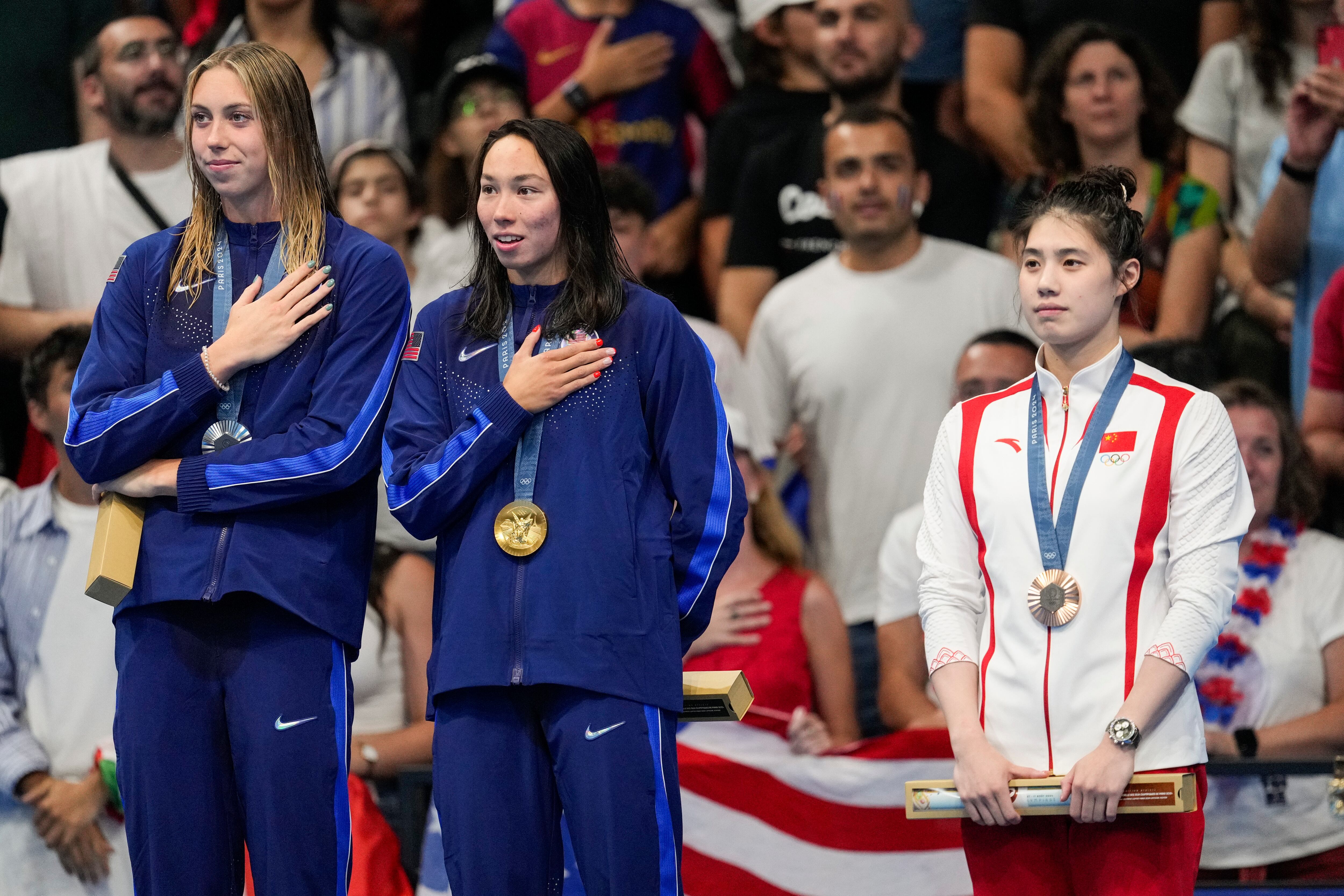 La china Zhang Yufei, medallista de bronce, aparece en el podio con las estadounidenses Gretchen Walsh (izquierda) y Rorri Huske, el domingo 28 de julio de 2024, en los Juegos Olímpicos, en Nanterre, Francia (AP Foto/Bernat Armangue)