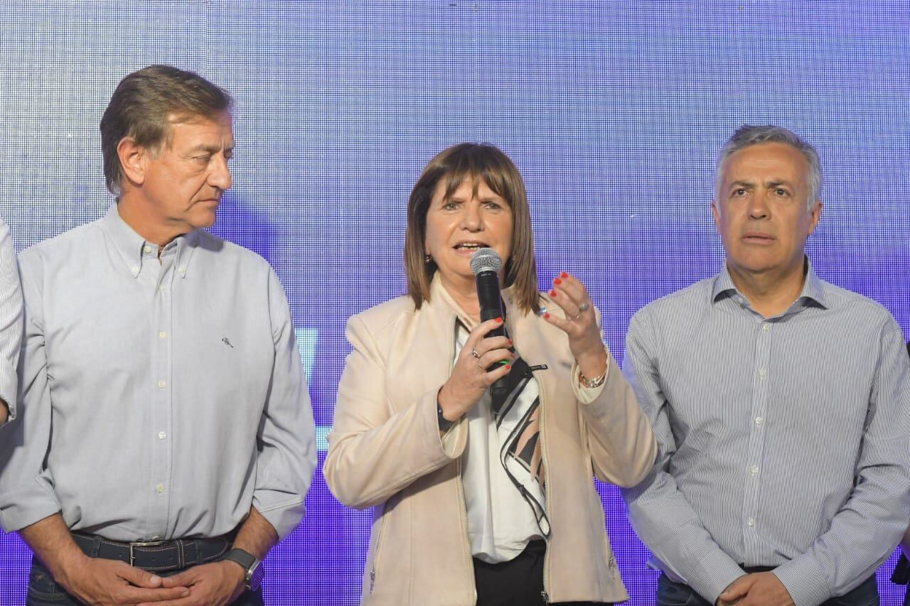 Rodolfo Suárez, Patricia Bullrich, Alfredo Cornejo en el búnker de Cambia Mendoza. Foto: Ignacio Blanco.