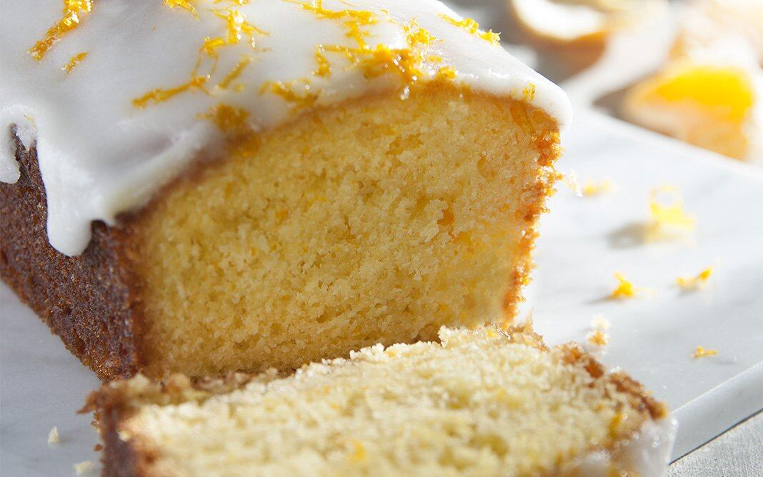 Budín de vainilla con glaseado opcional.