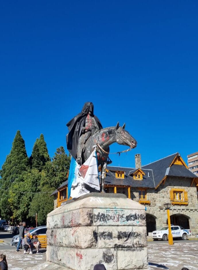 Exalumnos mendocinos del Colegio Maristas limpiaron y arreglaron la estatua vandalizada en el Centro Cívico de Bariloche (Río Negro).