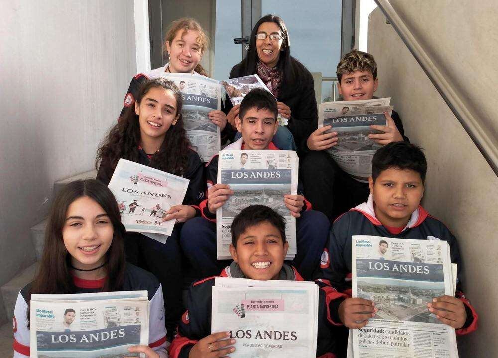 Brian, Octavio, Bautista Christopher, Emma, Oriana y Morena, acompañados por Analía Gómez, su docente.