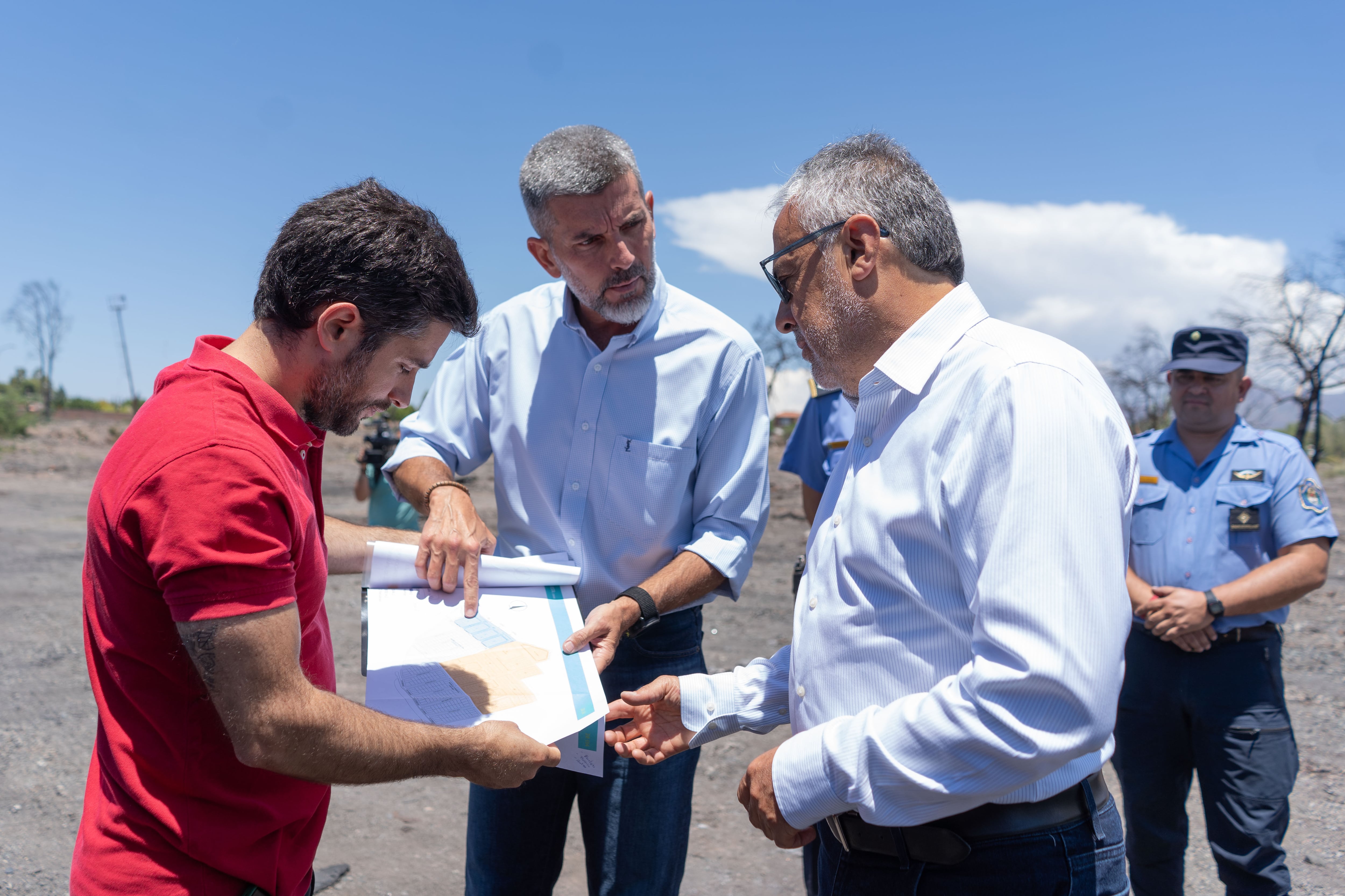 El intendente de Ciudad, Ulpiano Suárez, y el gobernador Alfredo Cornejo en el recorrido de la Playa San Agustín. Foto: Prensa Mendoza