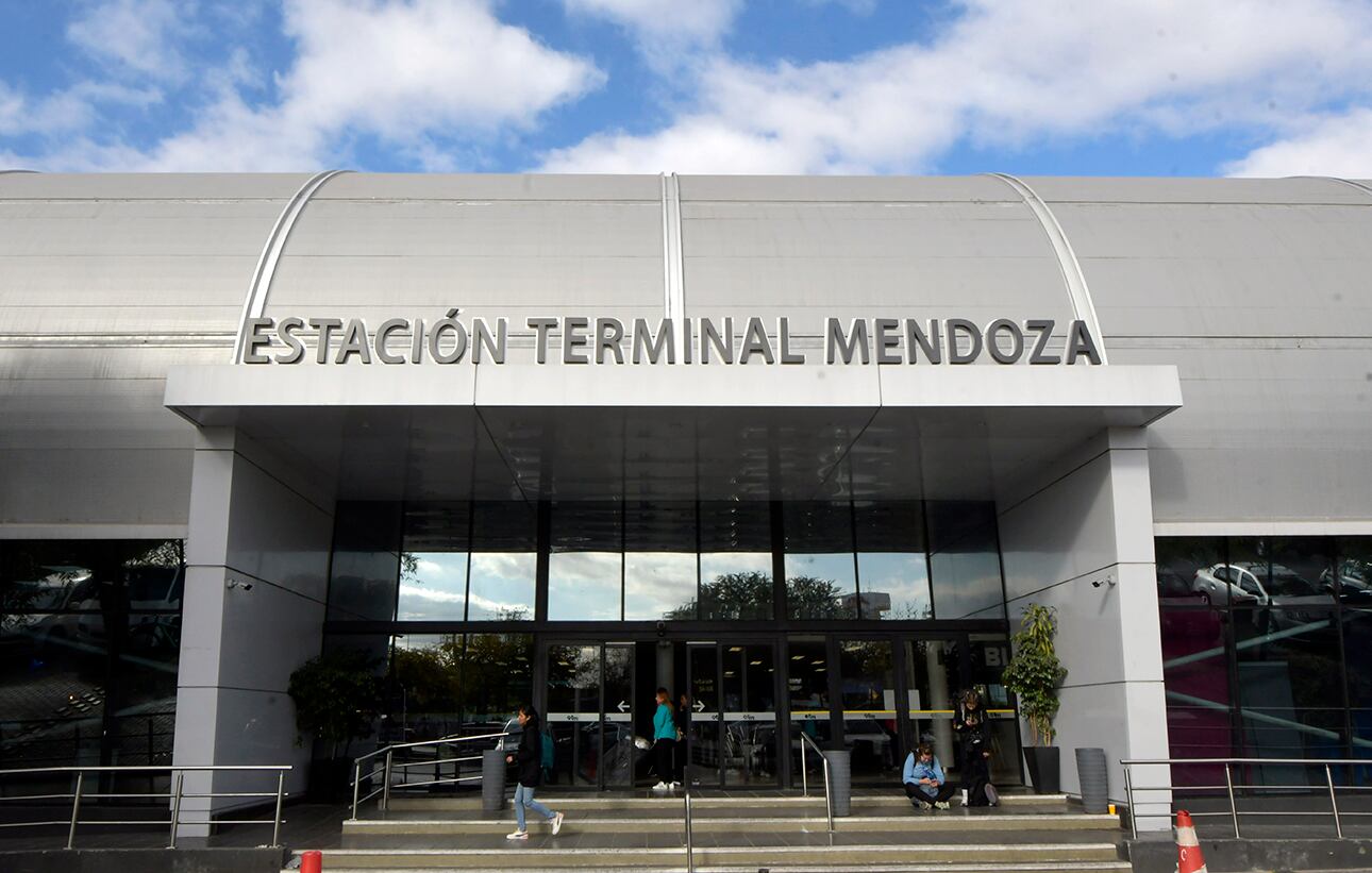 Chilenos estuvieron varados en la Terminal de micros, debido a que en Alta montaña se desató un temporal que obligó a las autoridades a cortar el Paso Internacional Los Libertadores
Foto: Orlando Pelichotti