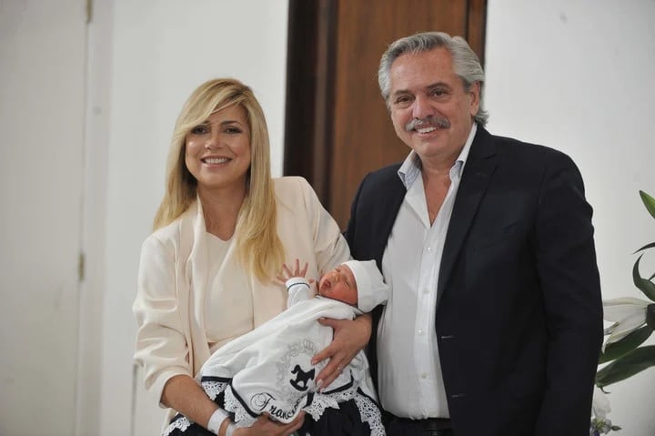 Alberto Fernández y Fabiola Yañez con Francisco en brazos