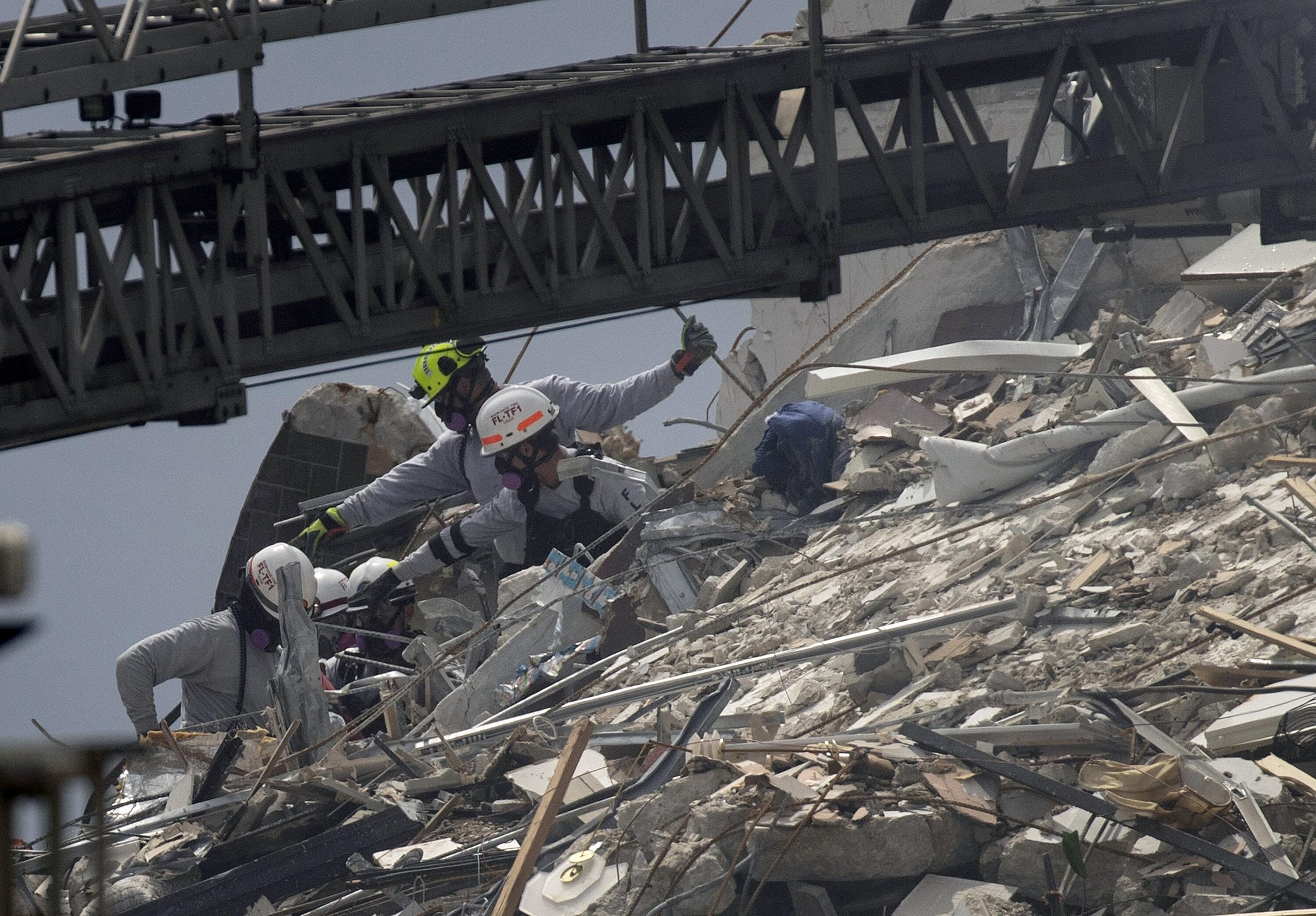 Tareas de rescate tras el derrumbe de un edificio en Miami. 