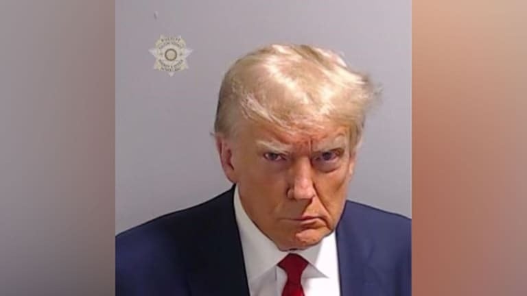 La foto de Trump cuando compadeció en una prisión de Atlanta donde se le tomaron las huellas. Quedó en libertad luego de pagar una fianza de 200.000 dólares. 