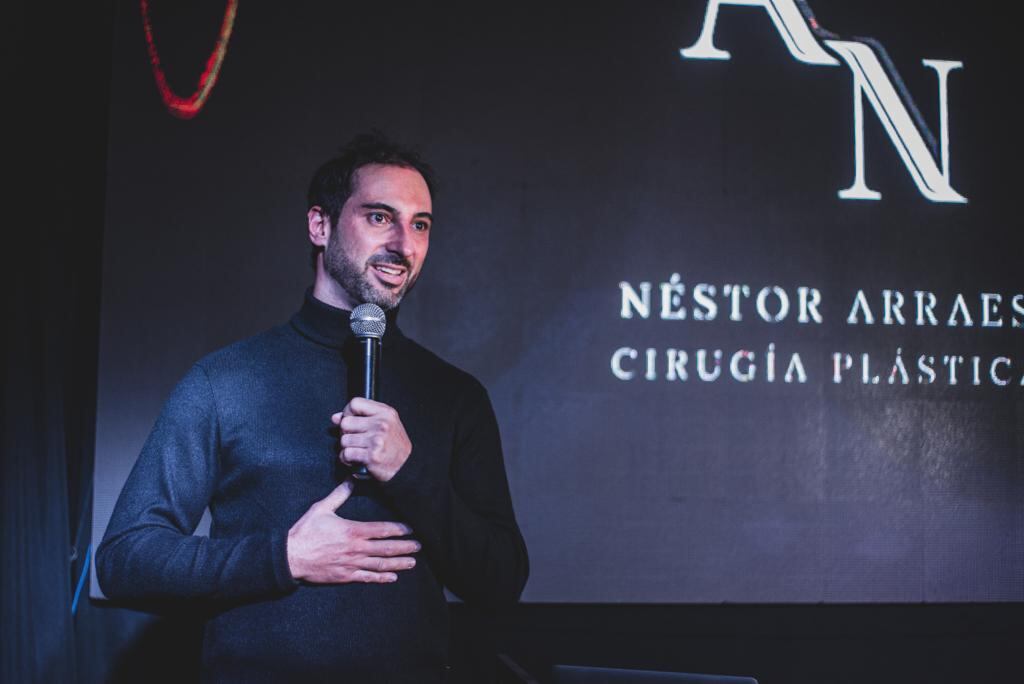 Cuando la locutora Clara Ceschin dio la bienvenida a los presentes desenmascararon al tan misterioso dj; que para sorpresa de todos, era nada más ni nada menos que el Dr Néstor Arraes. Fotos: @ferfex